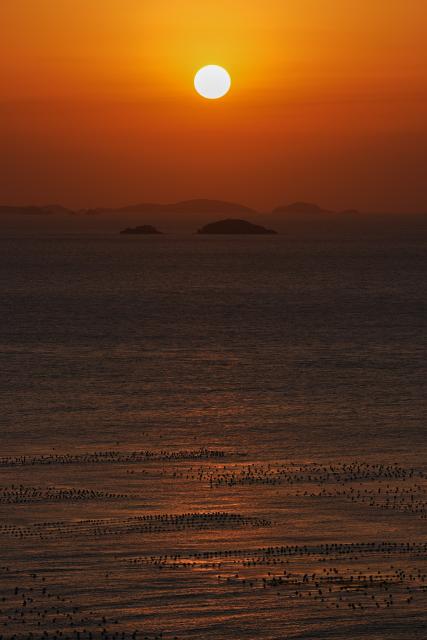 (260128) -- ZHOUSHAN, Jan. 28, 2026 (Xinhua) -- This photo taken on Jan. 28, 2026 shows sunset view on Huaniao island in Shengsi County, Zhoushan City of east China's Zhejiang Province. (Xinhua/Huang Zongzhi)