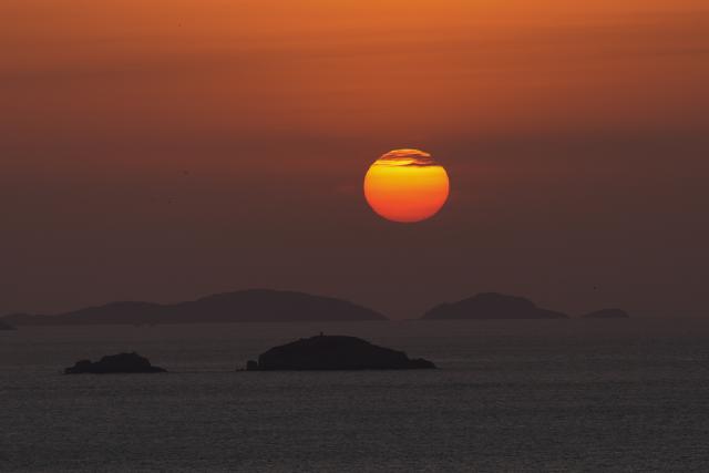 (260128) -- ZHOUSHAN, Jan. 28, 2026 (Xinhua) -- This photo taken on Jan. 28, 2026 shows sunset view on Huaniao island in Shengsi County, Zhoushan City of east China's Zhejiang Province. (Xinhua/Huang Zongzhi)