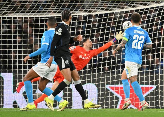 (260129) -- NAPLES, Jan. 29, 2026 (Xinhua) -- Chelsea's Joao Pedro (2nd L) scores during the UEFA Champions League football match between Napoli and Chelsea in Naples, Italy, Jan. 28, 2025. (Photo by Alberto Lingria/Xinhua)