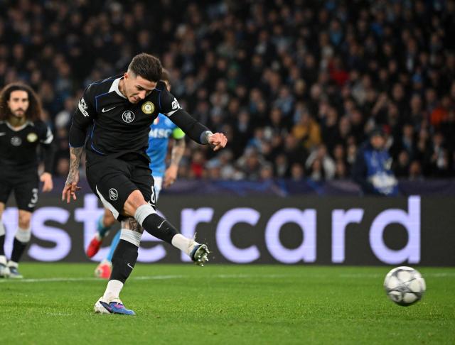 (260129) -- NAPLES, Jan. 29, 2026 (Xinhua) -- Chelsea's Enzo Fernandez scores a penalty kick during the UEFA Champions League football match between Napoli and Chelsea in Naples, Italy, Jan. 28, 2025. (Photo by Alberto Lingria/Xinhua)