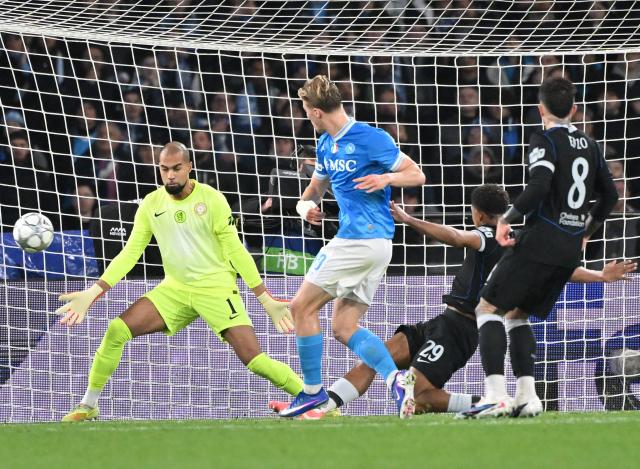 (260129) -- NAPLES, Jan. 29, 2026 (Xinhua) -- Napoli's Rasmus Hojlund (2nd L) scores his goal during the UEFA Champions League football match between Napoli and Chelsea in Naples, Italy, Jan. 28, 2025. (Photo by Alberto Lingria/Xinhua)