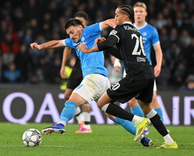 (260129) -- NAPLES, Jan. 29, 2026 (Xinhua) -- Napoli's Eljif Elmas (L) vies with Chelsea's Joao Pedro during the UEFA Champions League football match between Napoli and Chelsea in Naples, Italy, Jan. 28, 2025. (Photo by Alberto Lingria/Xinhua)