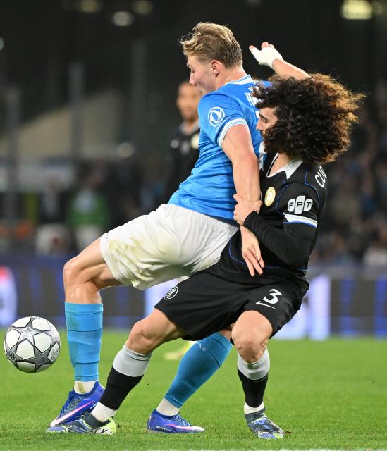 (260129) -- NAPLES, Jan. 29, 2026 (Xinhua) -- Napoli's Rasmus Hojlund (L) vies with Chelsea's Marc Cucurella during the UEFA Champions League football match between Napoli and Chelsea in Naples, Italy, Jan. 28, 2025. (Photo by Alberto Lingria/Xinhua)