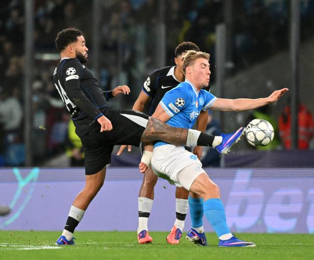 (260129) -- NAPLES, Jan. 29, 2026 (Xinhua) -- Napoli's Rasmus Hojlund (R) vies with Chelsea's Reece James during the UEFA Champions League football match between Napoli and Chelsea in Naples, Italy, Jan. 28, 2025. (Photo by Alberto Lingria/Xinhua)
