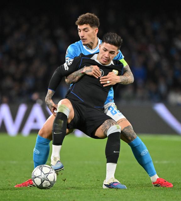 (260129) -- NAPLES, Jan. 29, 2026 (Xinhua) -- Napoli's Giovanni Di Lorenzo (back) vies with Chelsea's Enzo Fernandez during the UEFA Champions League football match between Napoli and Chelsea in Naples, Italy, Jan. 28, 2025. (Photo by Alberto Lingria/Xinhua)