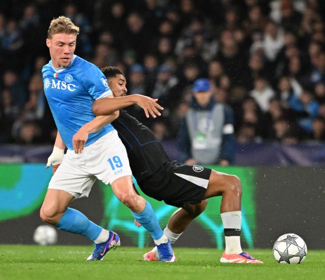 (260129) -- NAPLES, Jan. 29, 2026 (Xinhua) -- Napoli's Rasmus Hojlund (L) vies with Chelsea's Wesley Fofana during the UEFA Champions League football match between Napoli and Chelsea in Naples, Italy, Jan. 28, 2025. (Photo by Alberto Lingria/Xinhua)