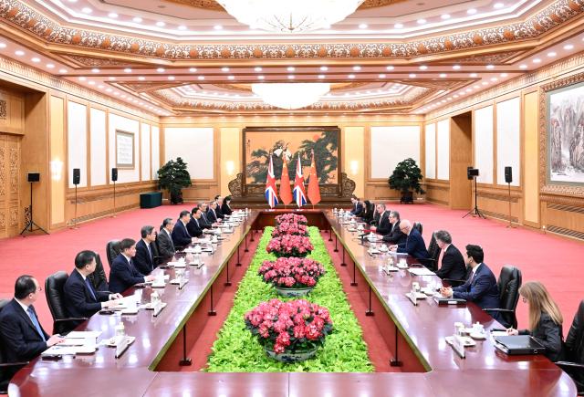 (260129) -- BEIJING, Jan. 29, 2026 (Xinhua) -- Chinese President Xi Jinping meets with British Prime Minister Keir Starmer, who is on an official visit to China, at the Great Hall of the People in Beijing, capital of China, on Jan. 29, 2026. (Xinhua/Shen Hong)