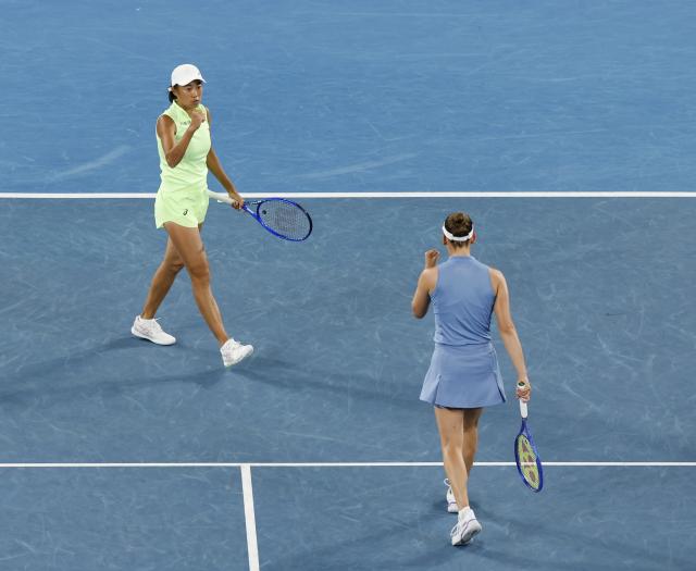 (260129) -- MELBOURNE, Jan. 29, 2026 (Xinhua) -- Zhang Shuai (L)/Elise Mertens celebrate scoring during the women's doubles semifinal match between Zhang Shuai (China)/Elise Mertens (Belgium) and Shibahara Ena (Japan)/Vera Zvonareva (Russia) at the Australian Open tennis tournament in Melbourne, Australia, Jan. 29, 2026. (Xinhua/Ma Ping)
