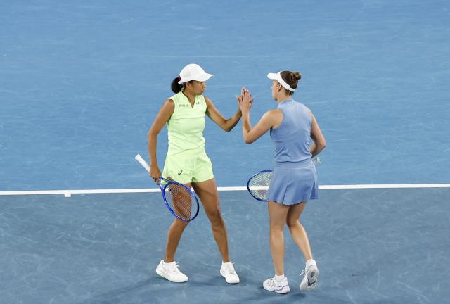 (260129) -- MELBOURNE, Jan. 29, 2026 (Xinhua) -- Zhang Shuai (L)/Elise Mertens react during the women's doubles semifinal match between Zhang Shuai (China)/Elise Mertens (Belgium) and Shibahara Ena (Japan)/Vera Zvonareva (Russia) at the Australian Open tennis tournament in Melbourne, Australia, Jan. 29, 2026. (Xinhua/Ma Ping)