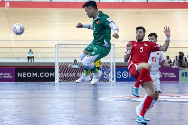 (260129) -- JAKARTA, Jan. 29, 2026 (Xinhua) -- Mohamad Ossman (C) of Lebanon vies with Pham Van Tu, goalkeeper of Vietnam during the Group B match between Lebanon and Vietnam at the AFC Futsal Asian Cup 2026 in Jakarta, Indonesia on Jan. 29, 2026. (Xinhua/Agung Kuncahya B.)