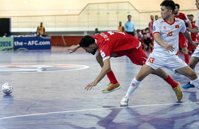 (260129) -- JAKARTA, Jan. 29, 2026 (Xinhua) -- Hassan Maatouk (L) of Lebanon vies with Nhan Gia Hung of Vietnam during the Group B match between Lebanon and Vietnam at the AFC Futsal Asian Cup 2026 in Jakarta, Indonesia on Jan. 29, 2026. (Xinhua/Agung Kuncahya B.)