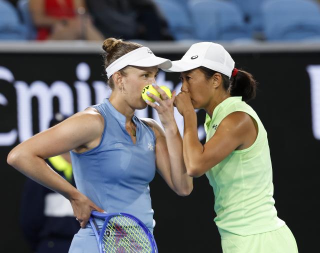 (260129) -- MELBOURNE, Jan. 29, 2026 (Xinhua) -- Zhang Shuai (R)/Elise Mertens communicate during the women's doubles semifinal match between Zhang Shuai (China)/Elise Mertens (Belgium) and Shibahara Ena (Japan)/Vera Zvonareva (Russia) at the Australian Open tennis tournament in Melbourne, Australia, Jan. 29, 2026. (Xinhua/Ma Ping)