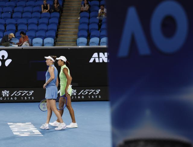 (260129) -- MELBOURNE, Jan. 29, 2026 (Xinhua) -- Zhang Shuai (R)/Elise Mertens react during the women's doubles semifinal match between Zhang Shuai (China)/Elise Mertens (Belgium) and Shibahara Ena (Japan)/Vera Zvonareva (Russia) at the Australian Open tennis tournament in Melbourne, Australia, Jan. 29, 2026. (Xinhua/Ma Ping)