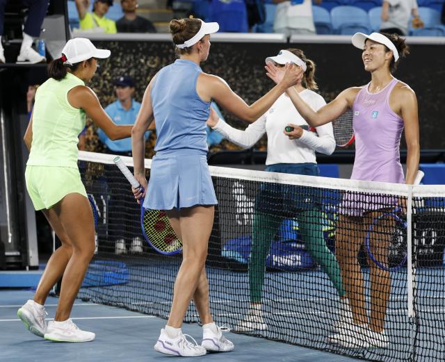 (260129) -- MELBOURNE, Jan. 29, 2026 (Xinhua) -- Zhang Shuai (1st L)/Elise Mertens (2nd L) greet Shibahara Ena (1st R)/Vera Zvonareva after their women's doubles semifinal match at the Australian Open tennis tournament in Melbourne, Australia, Jan. 29, 2026. (Xinhua/Ma Ping)
