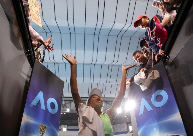 (260129) -- MELBOURNE, Jan. 29, 2026 (Xinhua) -- Zhang Shuai greets the audience after the women's doubles semifinal match between Zhang Shuai (China)/Elise Mertens (Belgium) and Shibahara Ena (Japan)/Vera Zvonareva (Russia) at the Australian Open tennis tournament in Melbourne, Australia, Jan. 29, 2026. (Xinhua/Ma Ping)