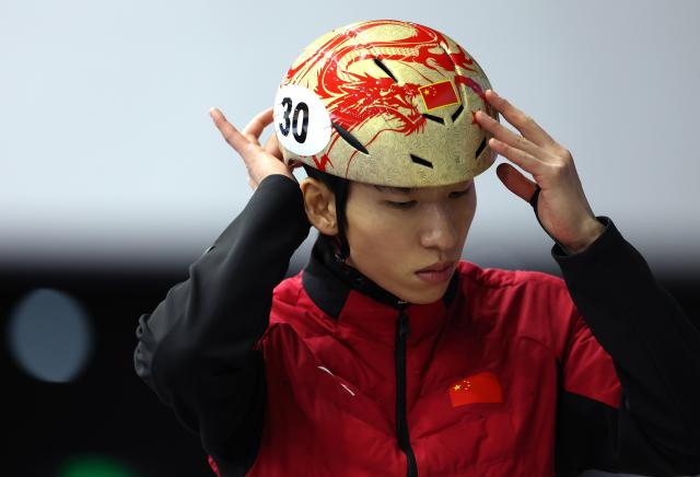 (260129) -- BEIJING, Jan. 29, 2026 (Xinhua) -- Chinese short track speed skater Lin Xiaojun puts on helmet during a training session ahead of the upcoming Milan-Cortina 2026 Winter Olympics in Beijing, China, Jan. 29, 2026. (Xinhua/Li Ming)