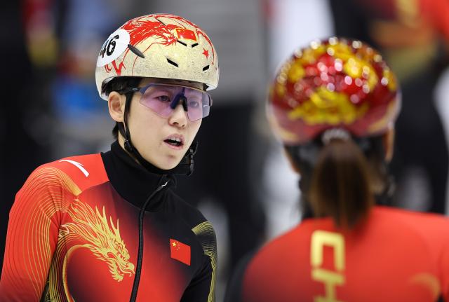 (260129) -- BEIJING, Jan. 29, 2026 (Xinhua) -- Chinese short track speed skater Fan Kexin (L) talks with teammate during a training session ahead of the upcoming Milan-Cortina 2026 Winter Olympics in Beijing, China, Jan. 29, 2026. (Xinhua/Li Ming)