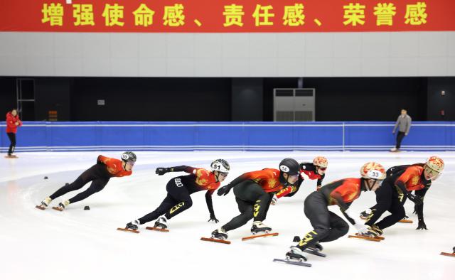 (260129) -- BEIJING, Jan. 29, 2026 (Xinhua) -- Skaters of China's short track speed skating team take part in a training session ahead of the upcoming Milan-Cortina 2026 Winter Olympics in Beijing, China, Jan. 29, 2026. (Xinhua/Li Ming)