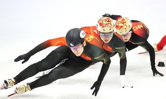 (260129) -- BEIJING, Jan. 29, 2026 (Xinhua) -- Chinese short track speed skater Li Wenlong (2nd L) attends a training session ahead of the upcoming Milan-Cortina 2026 Winter Olympics in Beijing, China, Jan. 29, 2026. (Xinhua/Zhang Chen)