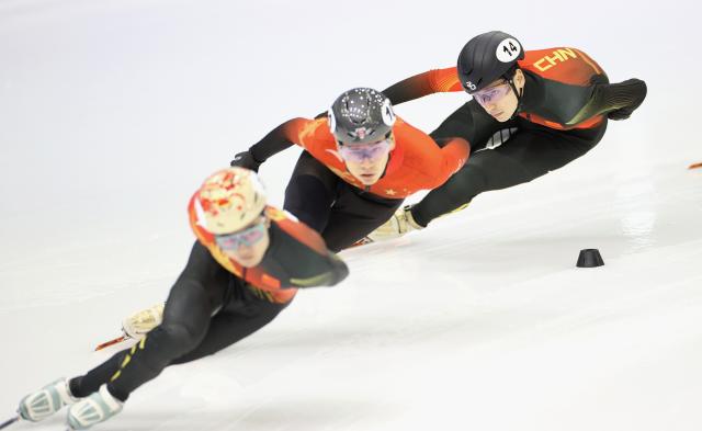 (260129) -- BEIJING, Jan. 29, 2026 (Xinhua) -- Chinese short track speed skater Liu Shaoang (R) attends during a training session ahead of the upcoming Milan-Cortina 2026 Winter Olympics in Beijing, China, Jan. 29, 2026 (Xinhua/Zhang Chen)