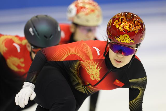 (260129) -- BEIJING, Jan. 29, 2026 (Xinhua) -- Chinese short track speed skater Zhang Chutong (R) is seen during a training session ahead of the upcoming Milan-Cortina 2026 Winter Olympics in Beijing, China, Jan. 29, 2026. (Xinhua/Li Ming)