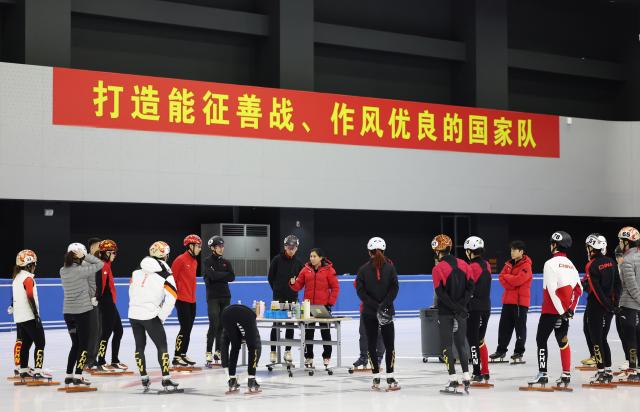 (260129) -- BEIJING, Jan. 29, 2026 (Xinhua) -- Zhang Jing (C), head coach of China's short track speed skating tea, instructs skaters during a training session ahead of the upcoming Milan-Cortina 2026 Winter Olympics in Beijing, China, Jan. 29, 2026. (Xinhua/Zhang Chen)