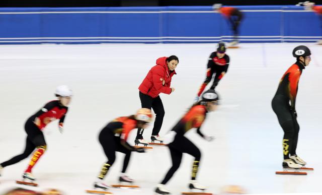 (260129) -- BEIJING, Jan. 29, 2026 (Xinhua) -- Zhang Jing (C), head coach of China's short track speed skating team, reacts during a training session ahead of the upcoming Milan-Cortina 2026 Winter Olympics in Beijing, China, Jan. 29, 2026. (Xinhua/Zhang Chen)