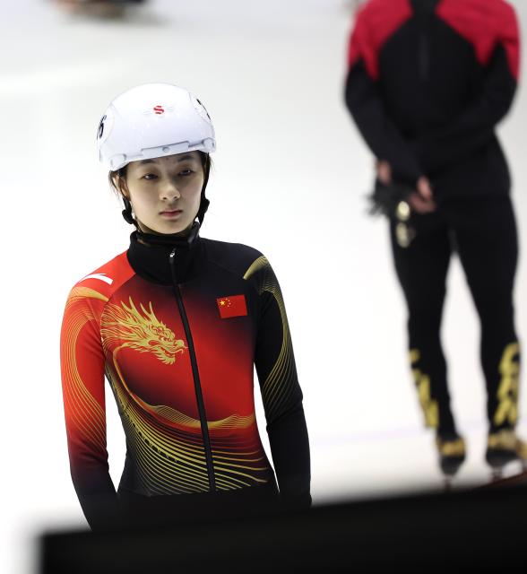 (260129) -- BEIJING, Jan. 29, 2026 (Xinhua) -- Chinese short track speed skater Wang Xinran watches training video during a training session ahead of the upcoming Milan-Cortina 2026 Winter Olympics in Beijing, China, Jan. 29, 2026. (Xinhua/Zhang Chen)