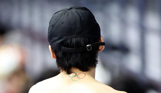 (260129) -- BEIJING, Jan. 29, 2026 (Xinhua) -- This photo taken on Jan. 29, 2026 shows the Olympic rings tattoo on the neck of Chinese short track speed skater Lin Xiaojun during a training session ahead of the upcoming Milan-Cortina 2026 Winter Olympics in Beijing, China. (Xinhua/Zhang Chen)