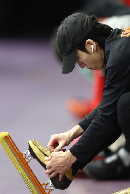 (260129) -- BEIJING, Jan. 29, 2026 (Xinhua) -- Chinese short track speed skater Lin Xiaojun ties up shoes during a training session ahead of the upcoming Milan-Cortina 2026 Winter Olympics in Beijing, China, Jan. 29, 2026. (Xinhua/Li Ming)