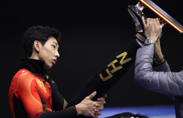 (260129) -- BEIJING, Jan. 29, 2026 (Xinhua) -- Chinese short track speed skater Sun Long is seen during a training session ahead of the upcoming Milan-Cortina 2026 Winter Olympics in Beijing, China, Jan. 29, 2026. (Xinhua/Li Ming)
