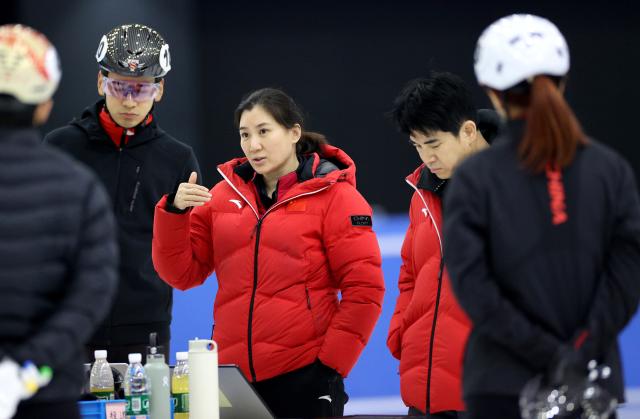 (260129) -- BEIJING, Jan. 29, 2026 (Xinhua) -- Zhang Jing (C), head coach of China's short track speed skating team, speaks during a training session ahead of the upcoming Milan-Cortina 2026 Winter Olympics in Beijing, China, Jan. 29, 2026. (Xinhua/Zhang Chen)