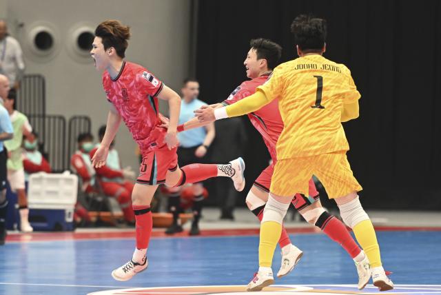 (260129) -- JAKARTA, Jan. 29, 2026 (Xinhua) -- Eom Jiyong (L) of South Korea celebrates his goal during the group A match between South Korea and Iraq at the AFC Futsal Asian Cup 2026 in Jakarta, Indonesia, Jan. 29, 2026. (Xinhua/Zulkarnain)