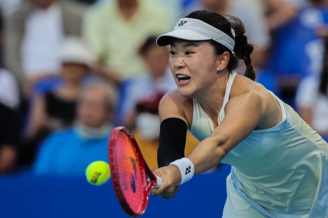 (260129) -- MANILA, Jan. 29, 2026 (Xinhua) -- Zhu Lin competes during the women's singles quarterfinal match between Donna Vekic of Croatia and Zhu Lin of China at the WTA Philippine Women's Open in Manila, the Philippines, Jan. 29, 2026. (Xinhua/Rouelle Umali)