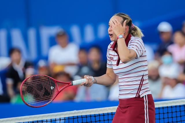 (260129) -- MANILA, Jan. 29, 2026 (Xinhua) -- Donna Vekic reacts during the women's singles quarterfinal match between Donna Vekic of Croatia and Zhu Lin of China at the WTA Philippine Women's Open in Manila, the Philippines, Jan. 29, 2026. (Xinhua/Rouelle Umali)