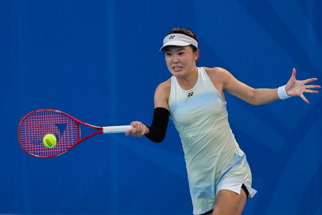 (260129) -- MANILA, Jan. 29, 2026 (Xinhua) -- Zhu Lin competes during the women's singles quarterfinal match between Donna Vekic of Croatia and Zhu Lin of China at the WTA Philippine Women's Open in Manila, the Philippines, Jan. 29, 2026. (Xinhua/Rouelle Umali)