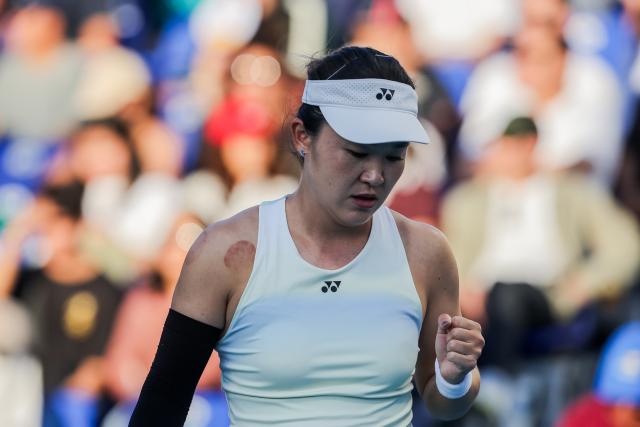 (260129) -- MANILA, Jan. 29, 2026 (Xinhua) -- Zhu Lin reacts during the women's singles quarterfinal match between Donna Vekic of Croatia and Zhu Lin of China at the WTA Philippine Women's Open in Manila, the Philippines, Jan. 29, 2026. (Xinhua/Rouelle Umali)