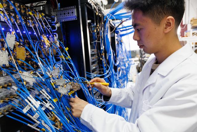 (260129) -- BEIJING, Jan. 29, 2026 (Xinhua) -- Researcher Liu Zhenghe checks wires at a lab of the Institute of Physics under the Chinese Academy of Sciences (CAS) in Beijing, capital of China, Jan. 21, 2026.
  Chinese scientists observed a tunable prethermal plateau in a 78-qubit quantum processor, showing how random multipolar driving controls the system's heating before full thermalization. 
  The study, led by researchers from the Institute of Physics under the CAS and Peking University, was published on Wednesday in the journal Nature. (Xinhua/Jin Liwang)