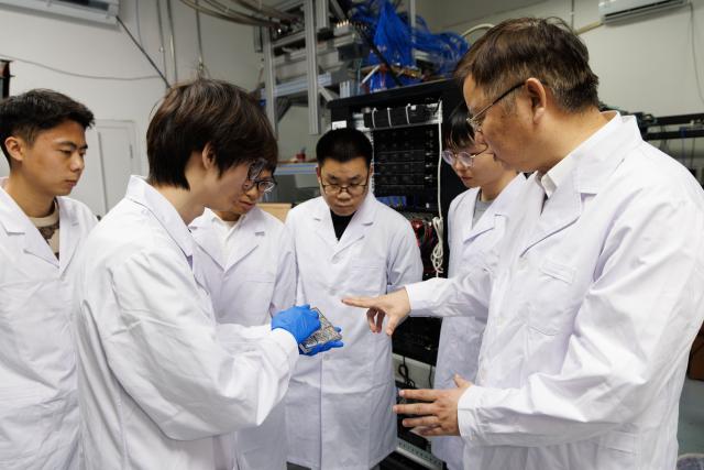 (260129) -- BEIJING, Jan. 29, 2026 (Xinhua) -- Researchers have a group discussion at a lab of the Institute of Physics under the Chinese Academy of Sciences (CAS) in Beijing, capital of China, Jan. 21, 2026.
  Chinese scientists observed a tunable prethermal plateau in a 78-qubit quantum processor, showing how random multipolar driving controls the system's heating before full thermalization. 
  The study, led by researchers from the Institute of Physics under the CAS and Peking University, was published on Wednesday in the journal Nature. (Xinhua/Jin Liwang)