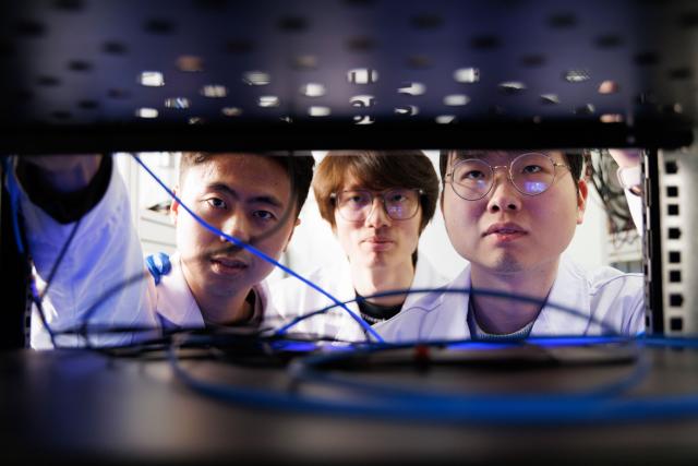(260129) -- BEIJING, Jan. 29, 2026 (Xinhua) -- Researchers Liu Zhenghe, Liang Guihan, and Liu Yu (L-R) check data at a lab of the Institute of Physics under the Chinese Academy of Sciences (CAS) in Beijing, capital of China, Jan. 21, 2026.
  Chinese scientists observed a tunable prethermal plateau in a 78-qubit quantum processor, showing how random multipolar driving controls the system's heating before full thermalization. 
  The study, led by researchers from the Institute of Physics under the CAS and Peking University, was published on Wednesday in the journal Nature. (Xinhua/Jin Liwang)