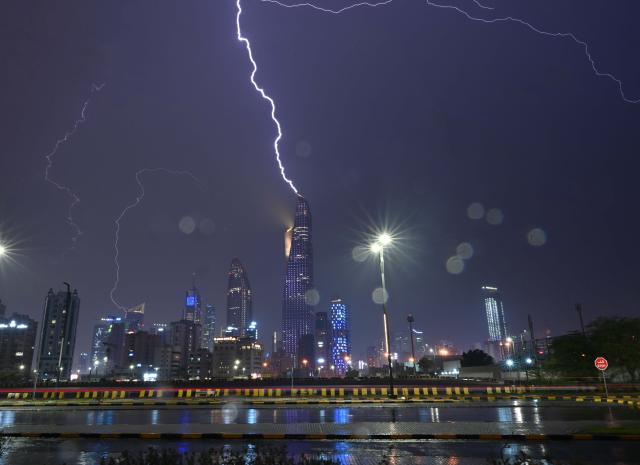 (260129) -- KUWAIT, Jan. 29, 2026 (Xinhua) -- This photo taken on Jan. 28, 2026 shows the lightning over the skyline of Kuwait City, Kuwait. (Photo by Asad/Xinhua)