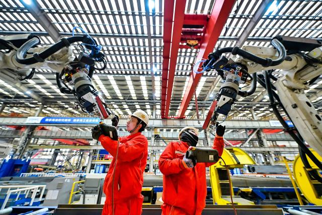 (260129) -- BEIJING, Jan. 29, 2026 (Xinhua) -- Workers operate robots at an offshore oil and gas platform at the Binhai New Area, in north China's Tianjin on Jan. 29, 2026. Enterprises across the country are going full steam ahead in production at the end of January, striving for a strong start in the first month of a new year. (Photo by Du Penghui/Xinhua)