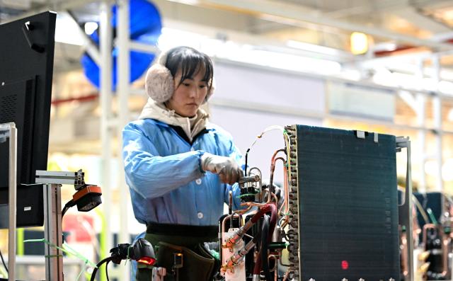 (260129) -- BEIJING, Jan. 29, 2026 (Xinhua) -- A worker is seen on a production line of Gree Electric Appliances in Nanjing, east China's Jiangsu Province, Jan. 29, 2026. Enterprises across the country are going full steam ahead in production at the end of January, striving for a strong start in the first month of a new year. (Photo by Yang Suping/Xinhua)