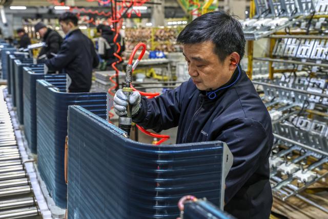 (260129) -- BEIJING, Jan. 29, 2026 (Xinhua) -- A worker is seen on a production line of Gree Electric Appliances in Nanjing, east China's Jiangsu Province, Jan. 29, 2026. Enterprises across the country are going full steam ahead in production at the end of January, striving for a strong start in the first month of a new year. (Photo by Xin Yi/Xinhua)