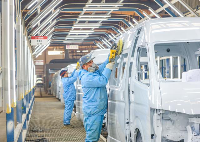 (260129) -- BEIJING, Jan. 29, 2026 (Xinhua) -- Workers are seen on a production line of an auto company in Jiangdu District of Yangzhou, east China's Jiangsu Province, Jan. 29, 2026. Enterprises across the country are going full steam ahead in production at the end of January, striving for a strong start in the first month of a new year. (Photo by Ren Fei/Xinhua)