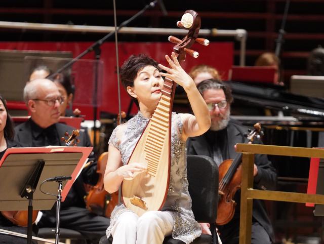 (260129) -- PHILADELPHIA, Jan. 29, 2026 (Xinhua) -- Chinese musician Zhang Hongyan performs at a concert for the upcoming Lunar New Year at the Kimmel Center for the Performing Arts in Philadelphia, the United States, Jan. 28, 2026. The Philadelphia Orchestra and the China National Tourist Office in New York marked the upcoming Lunar New Year on Wednesday with a concert and "Ni Hao! China" tourism promotion events at the Kimmel Center for the Performing Arts. (Xinhua/Zhang Fengguo)