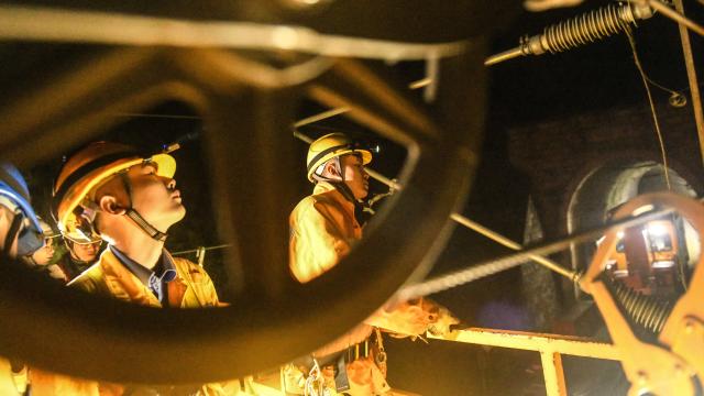 (260129) -- BEIJING, Jan. 29, 2026 (Xinhua) -- Workers of China Railway Nanning Group Co., Ltd conduct maintenance work in south China's Guangxi Zhuang Autonomous Region, Jan. 29, 2026. Railway departments nationwide are actively conducting train maintenance to ensure safe operations during the upcoming 2026 Spring Festival travel rush. (Xinhua/Zhang Ailin)