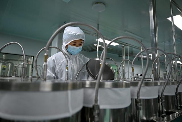 (260129) -- PUYANG, Jan. 29, 2026 (Xinhua) -- A staff member checks cold brew coffee at a workshop of a coffee industrial demonstration park in Puyang County, central China's Henan Province, Jan. 27, 2026. In recent years, Puyang County has developed a coffee industrial demonstration park, establishing coffee processing factories and developing a full-industry-chain coffee production system. Sourcing coffee beans primarily from Ethiopia and Uganda, its products are exported to multiple countries, including Singapore and the United States. (Xinhua/Hao Yuan)