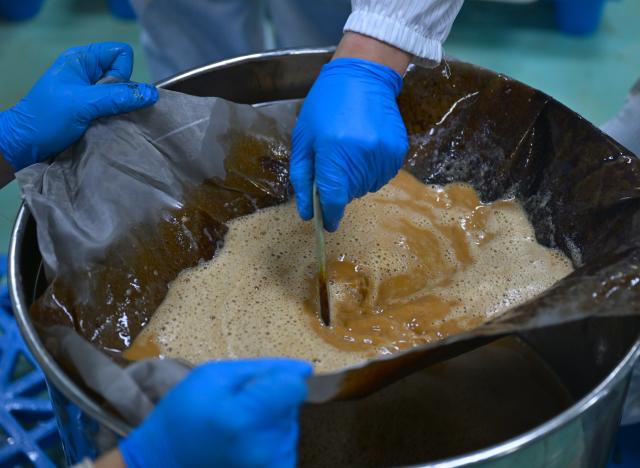 (260129) -- PUYANG, Jan. 29, 2026 (Xinhua) -- Staff members filter coffee liquid at a freeze-drying workshop of a coffee industrial demonstration park in Puyang County, central China's Henan Province, Jan. 27, 2026. In recent years, Puyang County has developed a coffee industrial demonstration park, establishing coffee processing factories and developing a full-industry-chain coffee production system. Sourcing coffee beans primarily from Ethiopia and Uganda, its products are exported to multiple countries, including Singapore and the United States. (Xinhua/Hao Yuan)