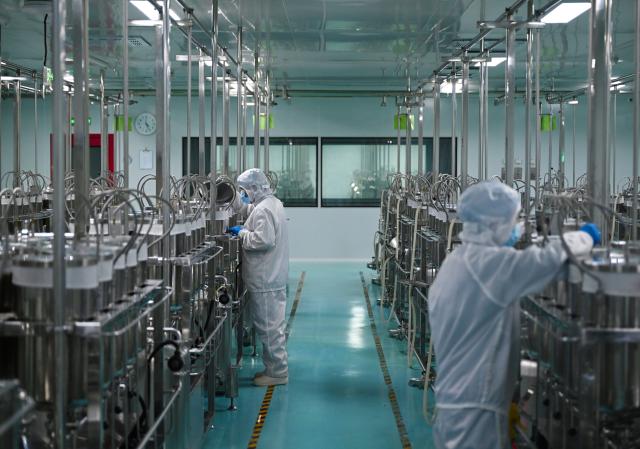 (260129) -- PUYANG, Jan. 29, 2026 (Xinhua) -- Staff members check cold brew coffee at a workshop of a coffee industrial demonstration park in Puyang County, central China's Henan Province, Jan. 27, 2026. In recent years, Puyang County has developed a coffee industrial demonstration park, establishing coffee processing factories and developing a full-industry-chain coffee production system. Sourcing coffee beans primarily from Ethiopia and Uganda, its products are exported to multiple countries, including Singapore and the United States. (Xinhua/Hao Yuan)